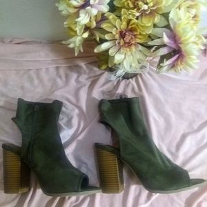 Rampage size 10 green peep toe booties